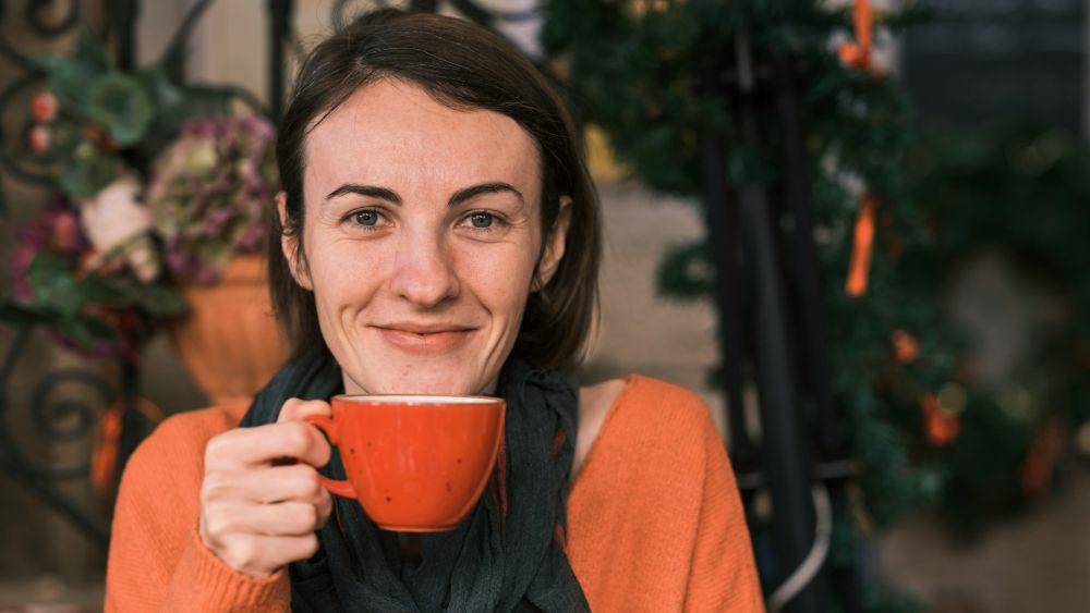 ilustrasi wanita meminum kopi (unsplash.com/enginakyurt)