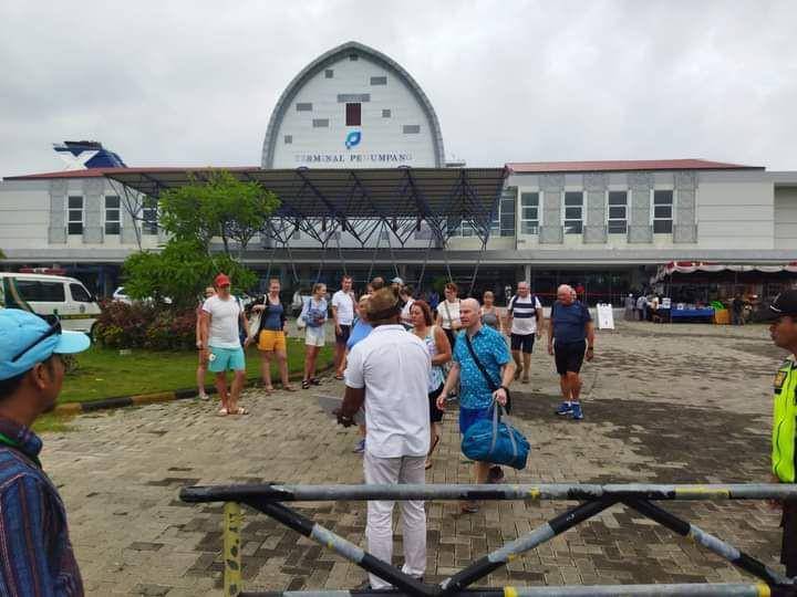 Penumpang kapal pesiar Celebrity Millenium turun menikmati destinasi wisata di Pulau Lombok. (dok. Dispar Lobar)
