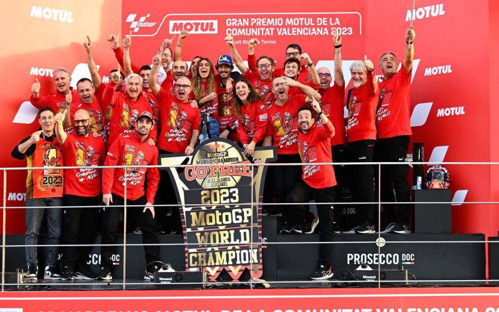 Francesco Bagnaia berfoto bersama kru Ducati setelah meraih gelar juara MotoGP 2023. (motogp.com)