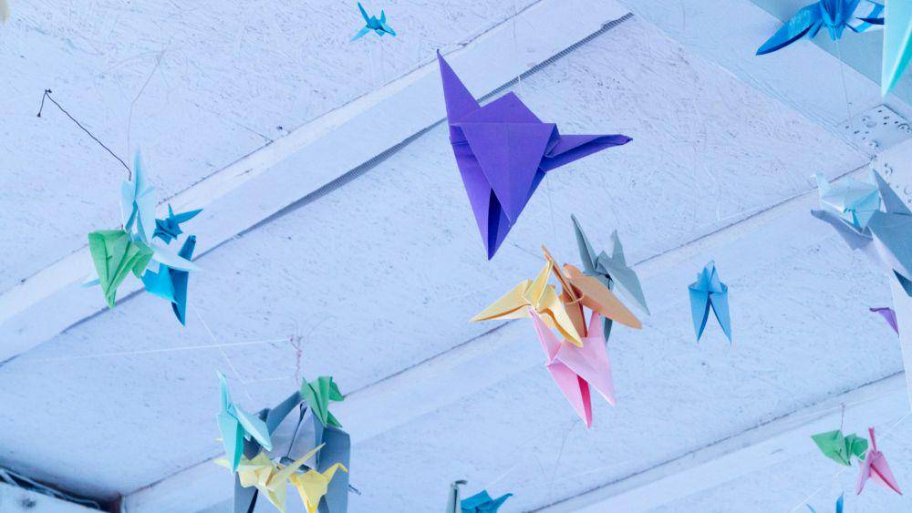 ilustrasi origami burung bangau untuk menghias langit-langit kamar (unsplash.com/Georgy Rudakov)