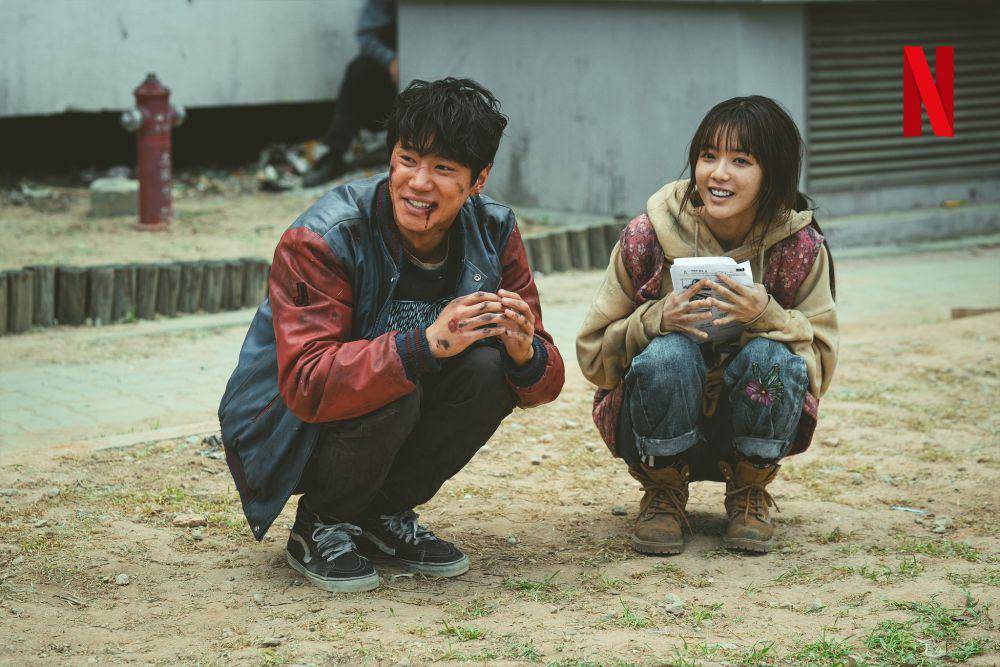 Lee Jun Young dan Roh Jeong Eui di balik layar Badland Hunters (instagram.com/netflixkr)