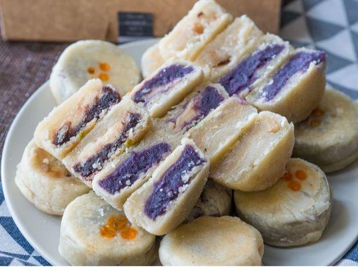 hopia (instagram.com/curiouscoupleeats)