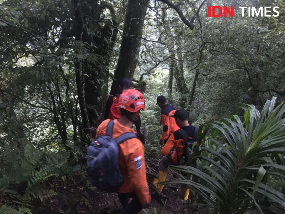Para personel SAR gabungan saat berusaha mengevakuasi Robiatul Fadilah yang terperosok ke jurang Gunung Muria. (IDN Times/Fariz Fardianto)