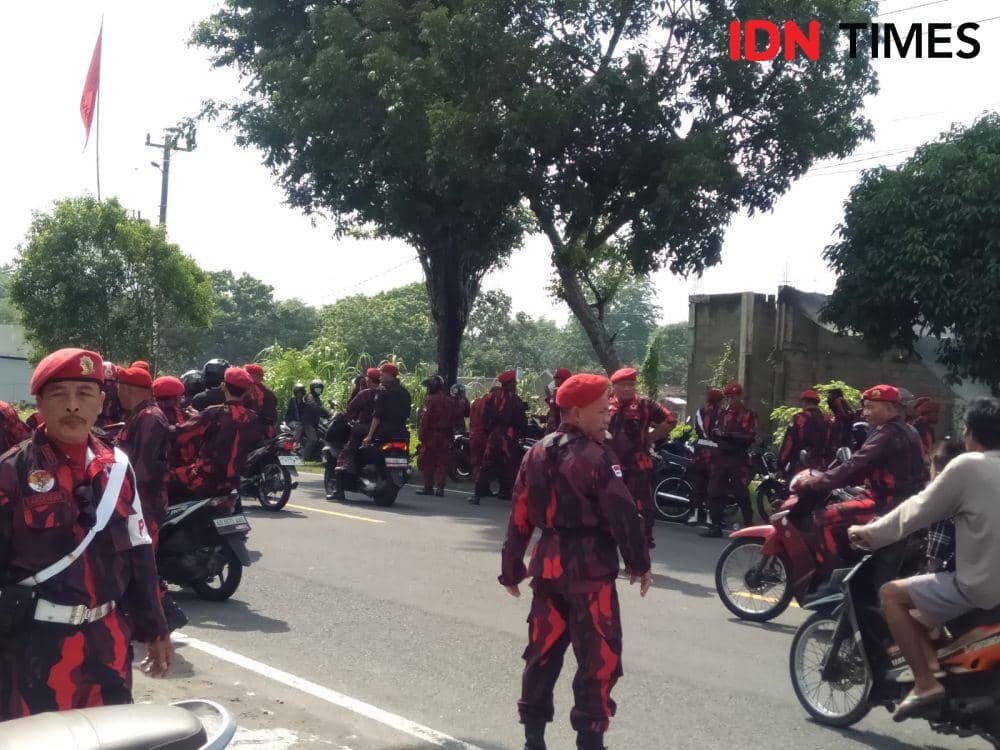 Satgas PDI Perjuangan DPC PDI Perjuangan Bantul.(IDN Times/Daruwaskita)
