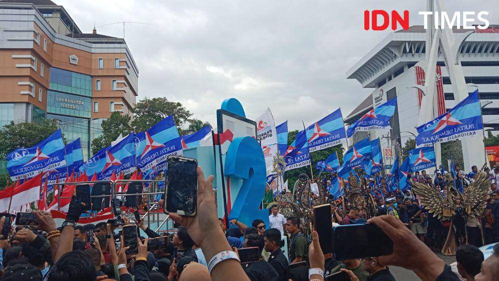 Bendera Demokrat menghiasi acara kampanye terbuka Prabowo-Gibran di Simpang Lima Semarang. (IDN Times/Fariz Fardianto)