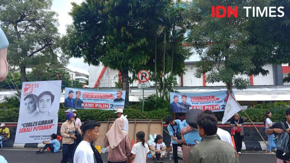 Spanduk Jokowi Nempel Prabowo-Gibran Bertebaran di Simpang Lima, Tawarkan BLT