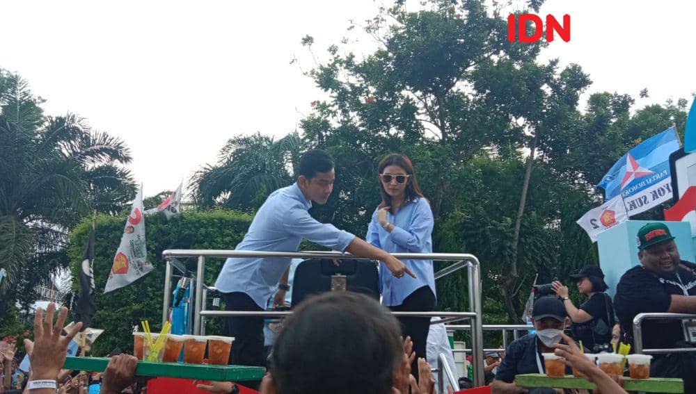 Cawapres nomor urut 2 Gibran Rakabuming Raka bersa Selvi Ananda saat menyapa warga Semarang yang nonton kampanye terbuka di Simpang Lima Semarang. (IDN Times/Fariz Fardianto)