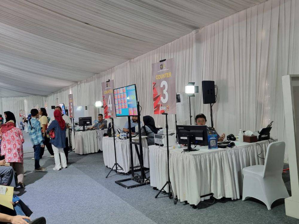 Direktorat Jenderal (Ditjen) Imigrasi Kementerian Hukum dan HAM membuka layanan pembuatan paspor di car free day (CFD) kawasan Plaza Parkir Timur Gelora Bung Karno (GBK) (IDN Times/Triyan)