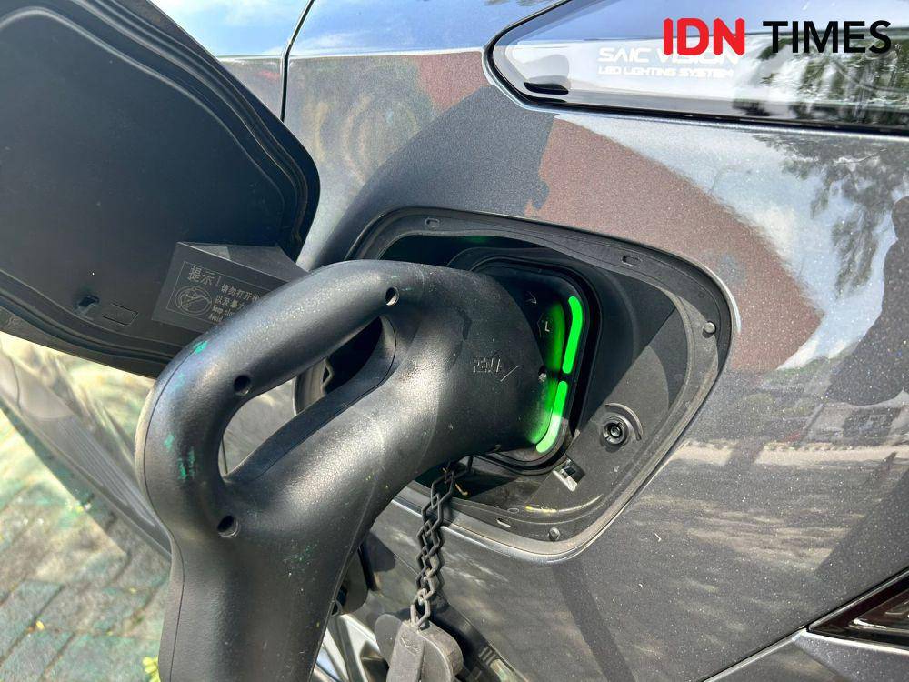 Pengecasannya menggunakan DC Fast Charging CCS2 (IDN Times/Fadhliansyah)