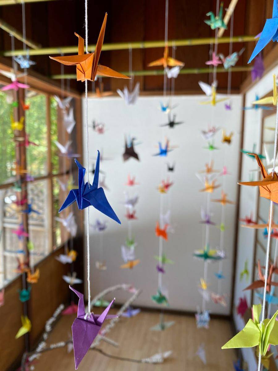 ilustrasi tirai origami burung bangau (unsplash.com/Kevin Lanceplaine)