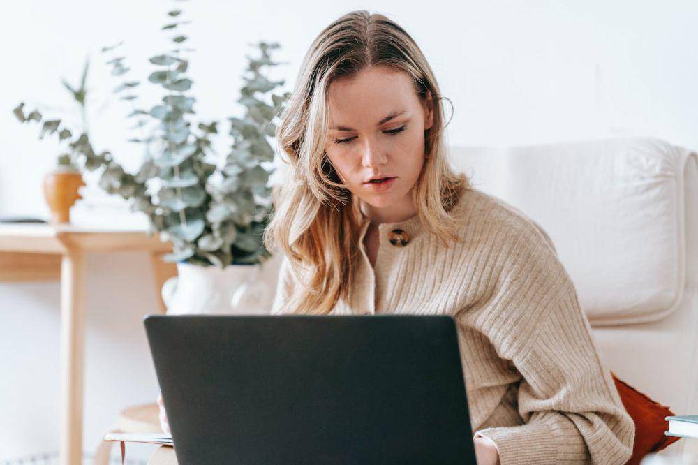 ilustrasi di depan laptop (pexels.com/George Milton)