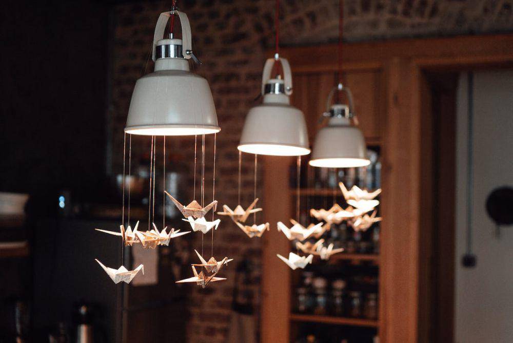 ilustrasi origami burung bangau untuk hiasan lampu (pexels.com/furkanfdemir)