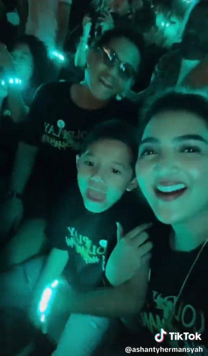The Hermansyah nonton Coldplay (Tiktok.com/ashantyhermansyah)