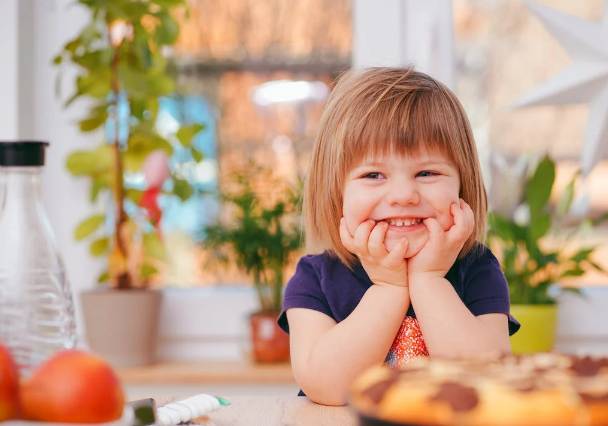 ilustrasi anak yang sedang tersenyum (pexels.com/alexander dummer)