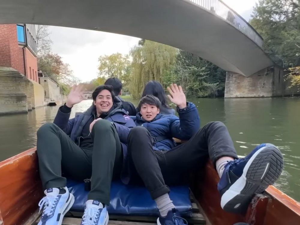 9 Potret Jerome Polin di Cambridge University, Campus Tour Naik Perahu