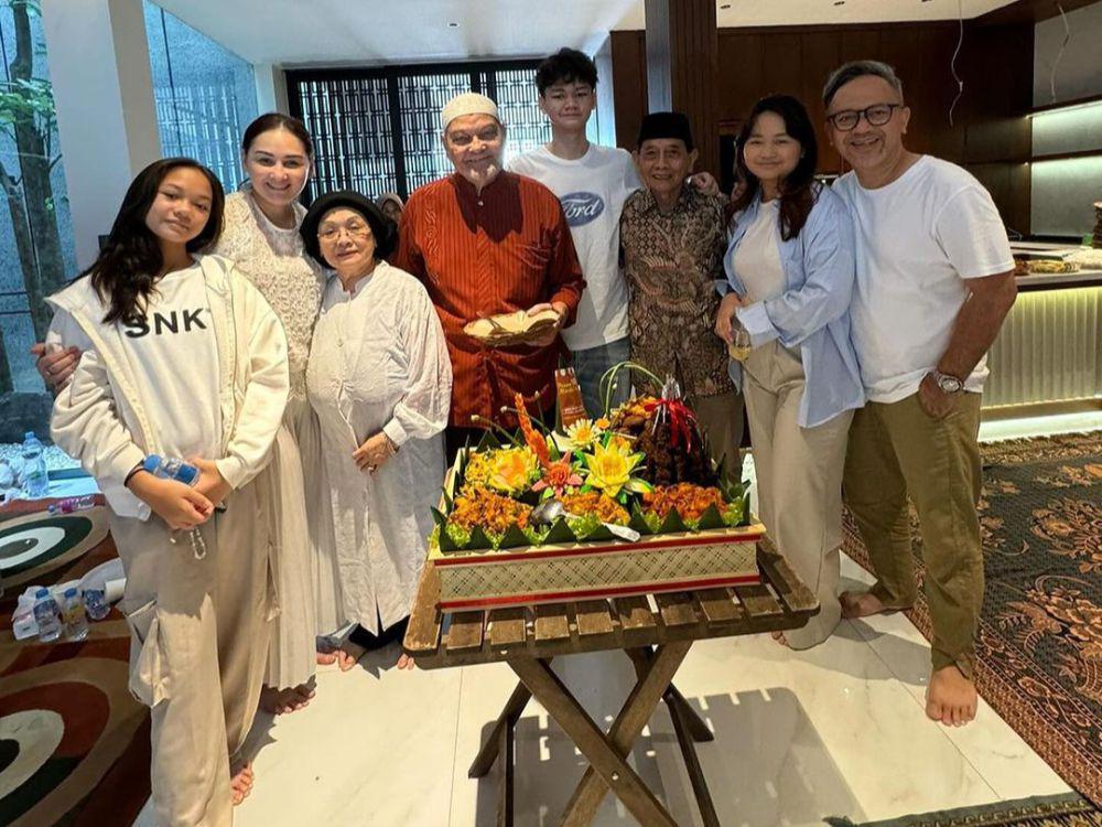 8 Potret Syukuran Rumah Baru Mona Ratuliu, Ajang Reuni Keluarga
