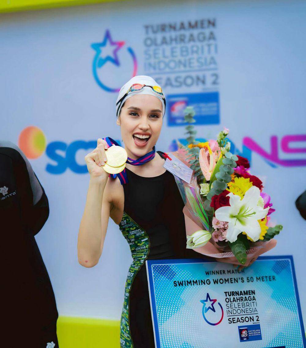 potret Cinta Laura juara renang TOSI 2 (instagram.com/claurakiehl)