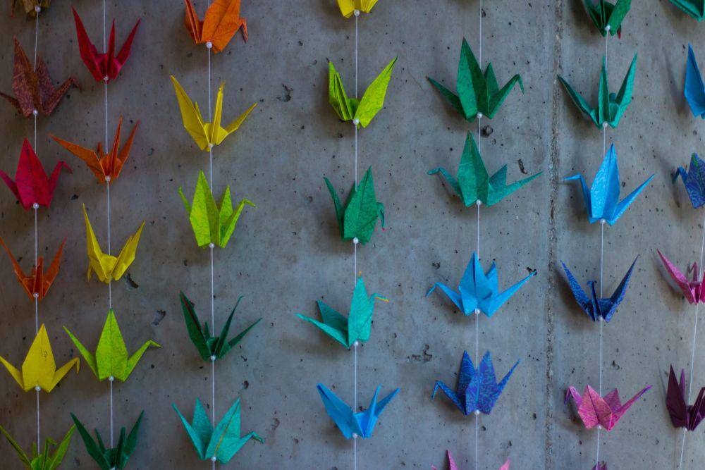 ilustrasi hiasan dinding dari origami burung bangau (unsplash.com/Soroush Zargar)