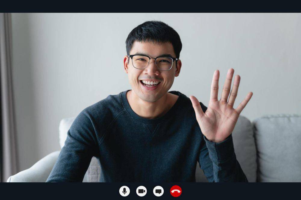 ilustrasi pria melakukan video call (istockphoto.com/Suriyawut Suriya)