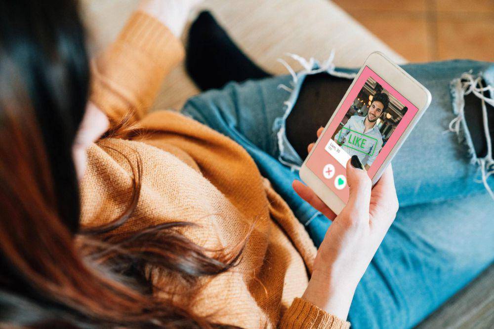 ilustrasi tampilan aplikasi dating online (istockphoto.com/FilippoBacci)