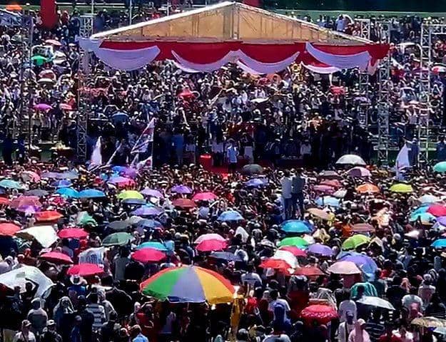 Cawapres nomor urut 2, Gibran Rakabuming Raka di depan ribuan massa buruh di Gelora Delta Sidoarjo. Dok. Relawan Buruh.