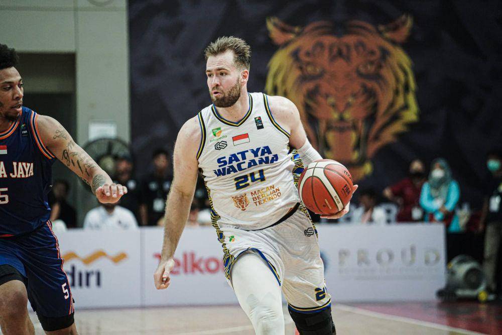 Pertandingan tim basket Satya Wacana Salatiga melawan Pelita Jaya Bakrie Jakarta di GOR Knight Stadium Semarang, Sabtu (27/1/2024). (dok. Satya Wacana Salatiga))