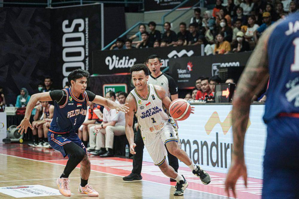 Pertandingan tim basket Satya Wacana Salatiga melawan Pelita Jaya Bakrie Jakarta di GOR Knight Stadium Semarang, Sabtu (27/1/2024). (dok. Satya Wacana Salatiga))