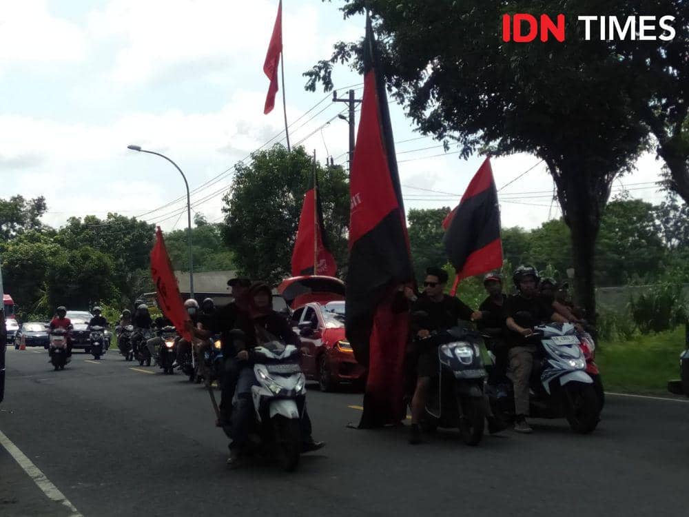 Ribuan kader PDI Perjuangan dari Kabupaten Bantul bersiap hadiri kampanye akbar Ganjar - Mahfud MD di Alun-alun Wates Kulon Progo, Minggu (28/1/2024) (IDNTimes/Daruwaskita)