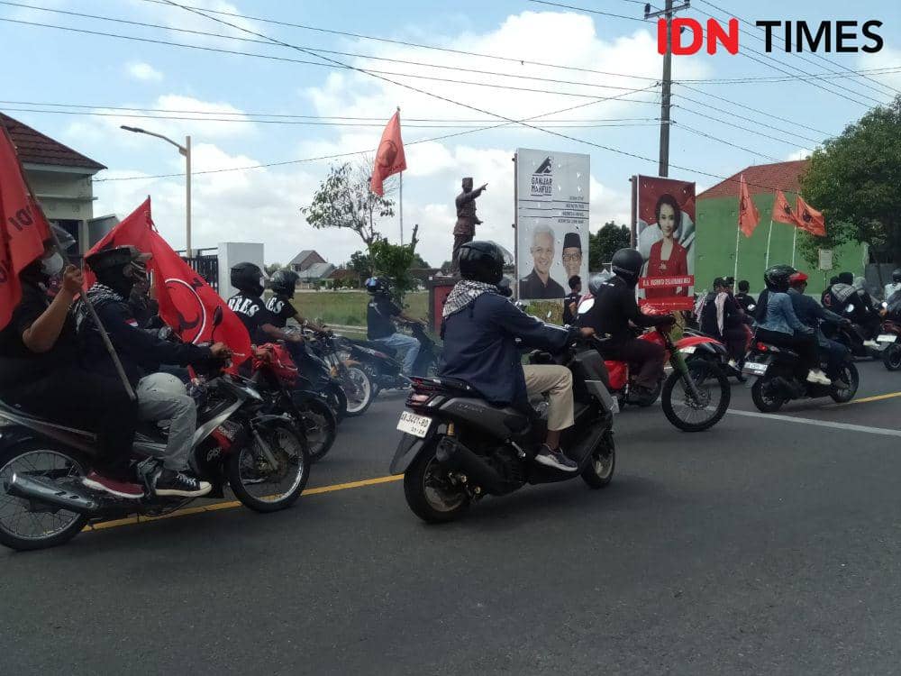 Ribuan kader PDI Perjuangan dari Kabupaten Bantul bersiap hadiri kampanye akbar Ganjar - Mahfud MD di Alun-alun Wates Kulon Progo, Minggu (28/1/2024) (IDNTimes/Daruwaskita)