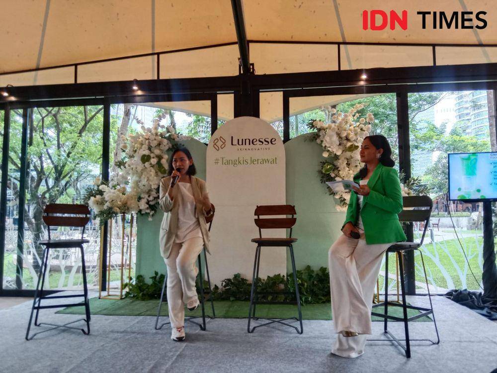 Isritriavani Vebiyanthi, Brand Manager Lunesse, (kiri) menjelaskan tentang produk baru Lunesse pada Minggu (28/1/2024) di Plataran Senayan, Jakarta Pusat. (IDN Times/Febriyanti Revitasari)