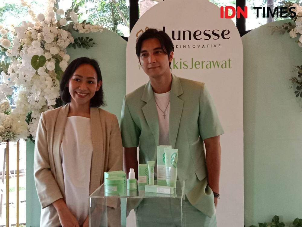 Junior Roberts (kanan) sebagai Brand Ambassador Lunesse pada Minggu (28/1/2024) di Plataran Senayan, Jakarta Pusat. (IDN Times/Febriyanti Revitasari)
