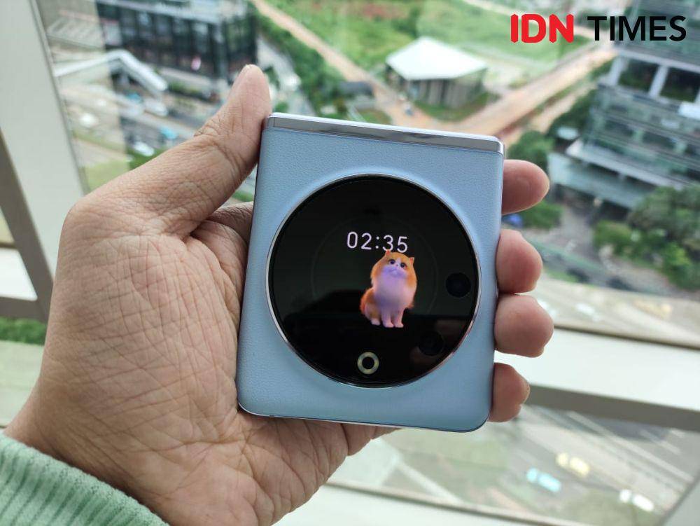 TECNO Phantom V Flip (IDN Times/Fatkhur Rozi)