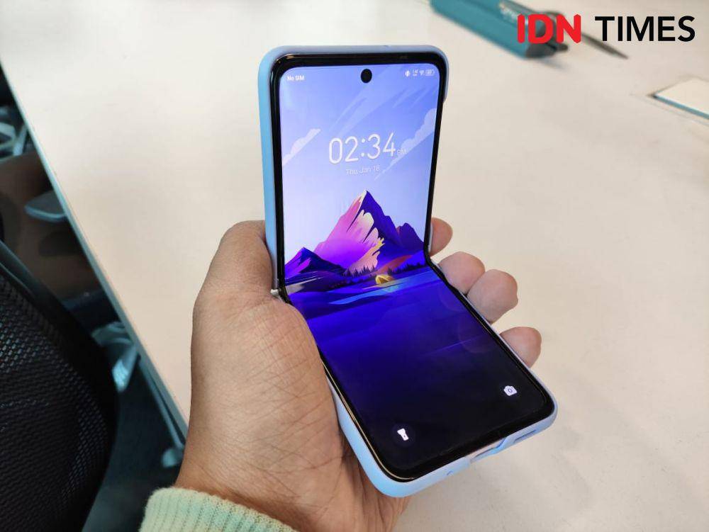 TECNO Phantom V Flip (IDN Times/Fatkhur Rozi)
