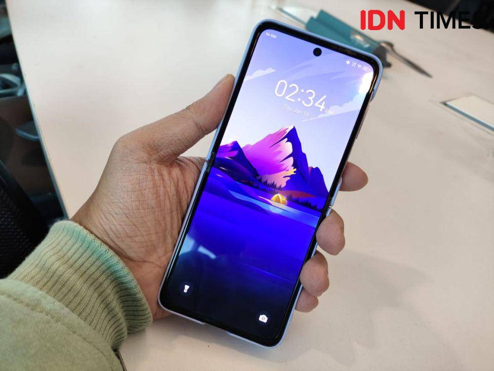 TECNO Phantom V Flip (IDN Times/Fatkhur Rozi)