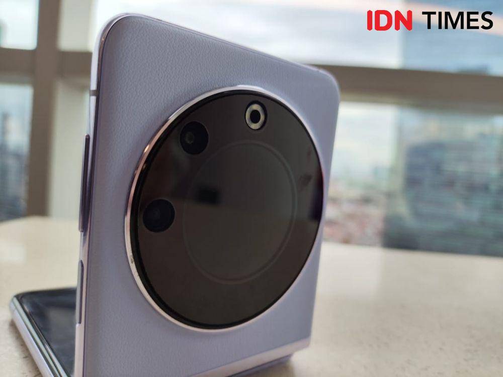 TECNO Phantom V Flip (IDN Times/Fatkhur Rozi)
