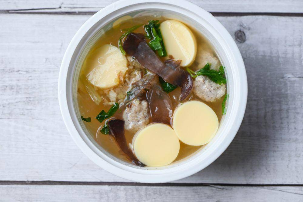 sup dengan egg tofu (vecteezy.com/Bigc Studio)