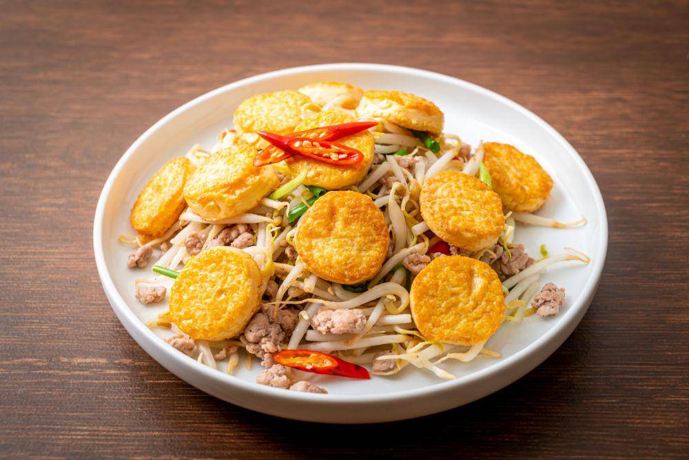egg tofu dengan tumis taoge (vecteezy.com/Natthapon Ngamnithiporn)