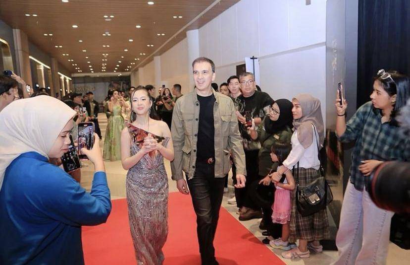 potret artis di gala premier film Munkar (Instagram.com/manojpunjabimd)