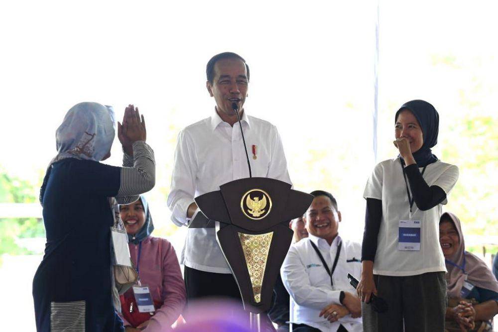 Presiden Joko “Jokowi” Widodo bersilaturahmi dengan para peserta program Mekaar di Stadion Gemilang, Kabupaten Magelang, Provinsi Jawa Tengah. (dok. BPMI Setpres).