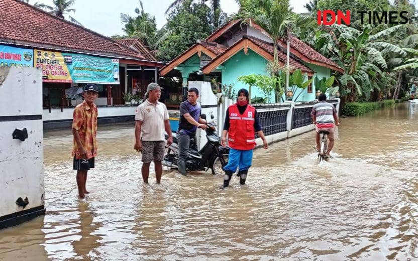 Banjir yang melanda desa Gebangsari, Kecamatan Tambak, Banyumaspada 18 Maret 2022.(IDN Times/Cokie Sutrisno).