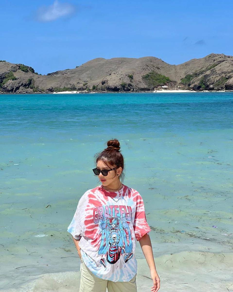 inspirasi gaya rambut messy bun ala artis (instagram.com/tiaraandini)