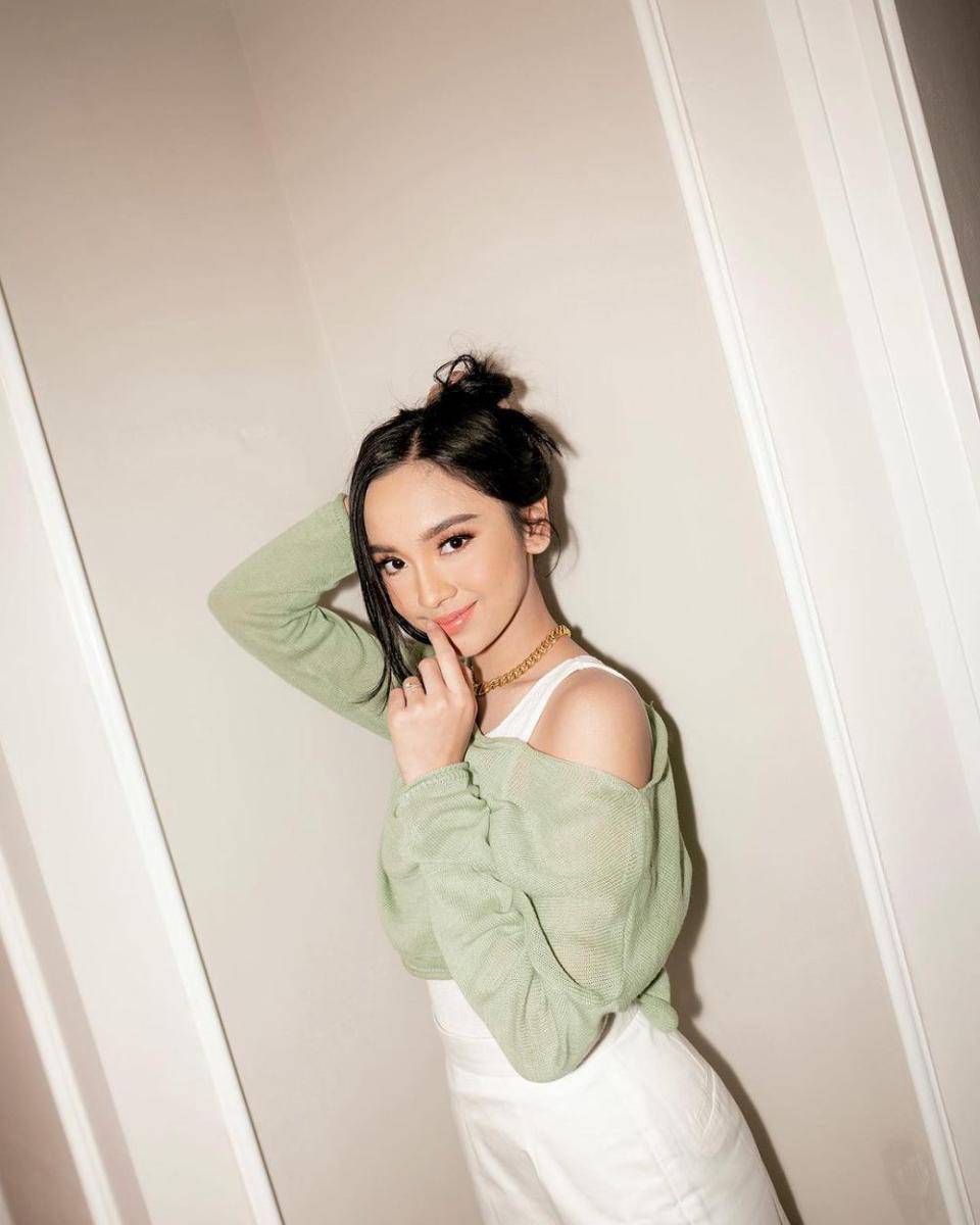 inspirasi gaya rambut messy bun ala artis (instagram.com/lyodraofficial)