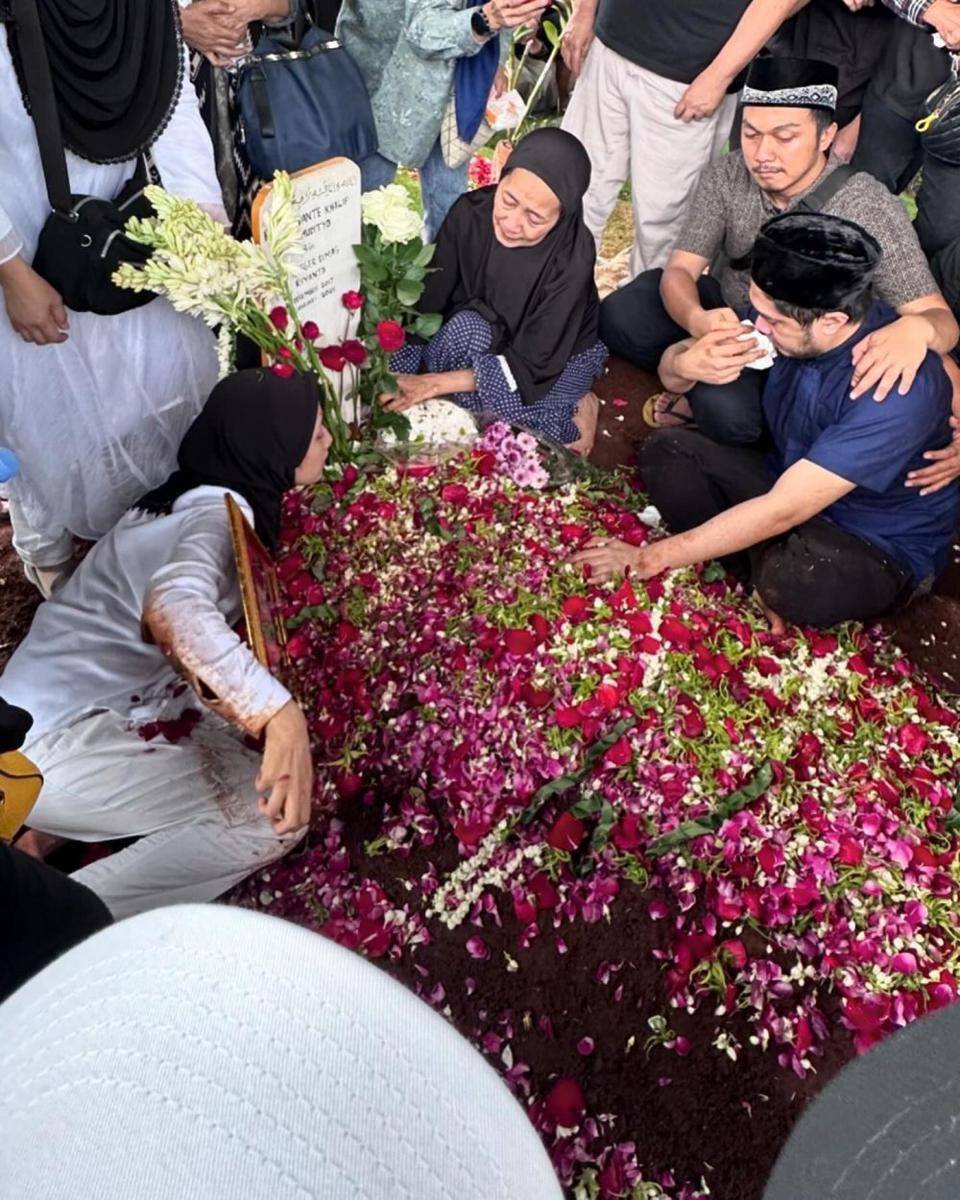 potret pemakaman anak Tamara Tyasmara (instagram.com/chacharaissa)