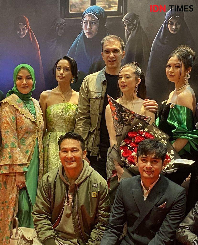 potret artis di gala premier film Munkar (Dok. IDN Times/Rani Asnurida)