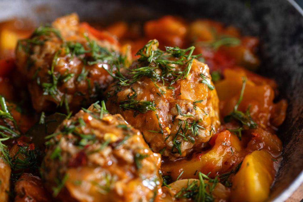 chicken marsala (freepik.com/Valeria_Aksakova)