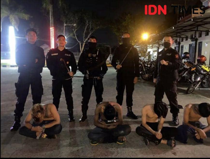 Belasan remaja acungkan sajam ke warga, 5 diamankan Polresta Pontianak. (IDN Times/Istimewa).