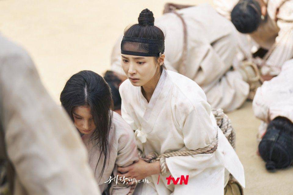 cuplikan Han Dong Hee dan Shin Se Kyung di drakor Captivating the King (dok. tvN/세작, 매혹된 자들)