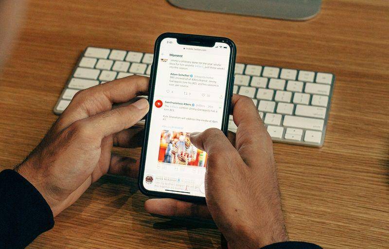 ilustrasi sedang mengirim SMS (unsplash.com/charlesdeluvio)