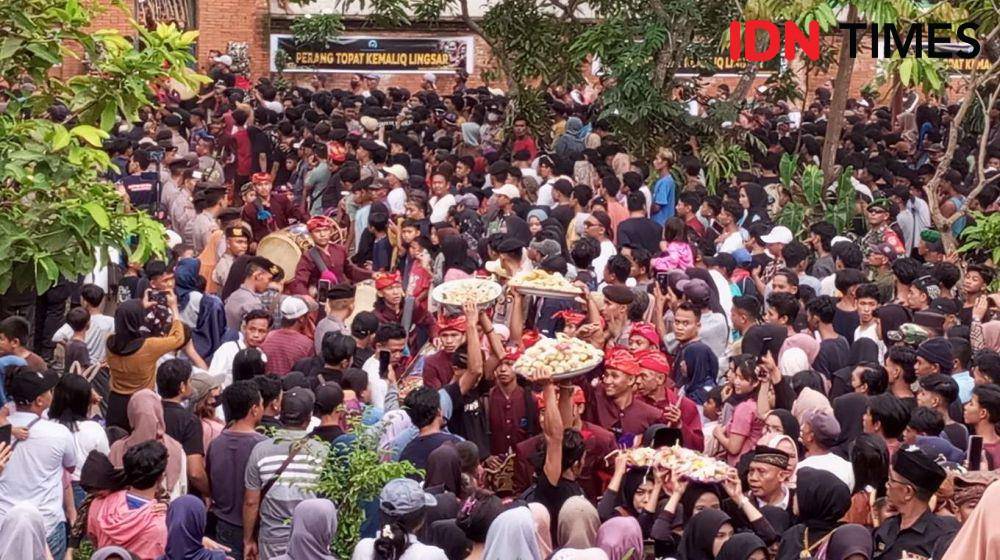 Festival Perang Topat di Lingsar Lombok Barat. (IDN Times/Muhammad Nasir)