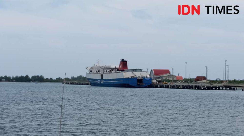 Kapal yang melayani penyebarangan di Pelabuhan Gili Mas Lombok Barat. (IDN Times/Muhammad Nasir)